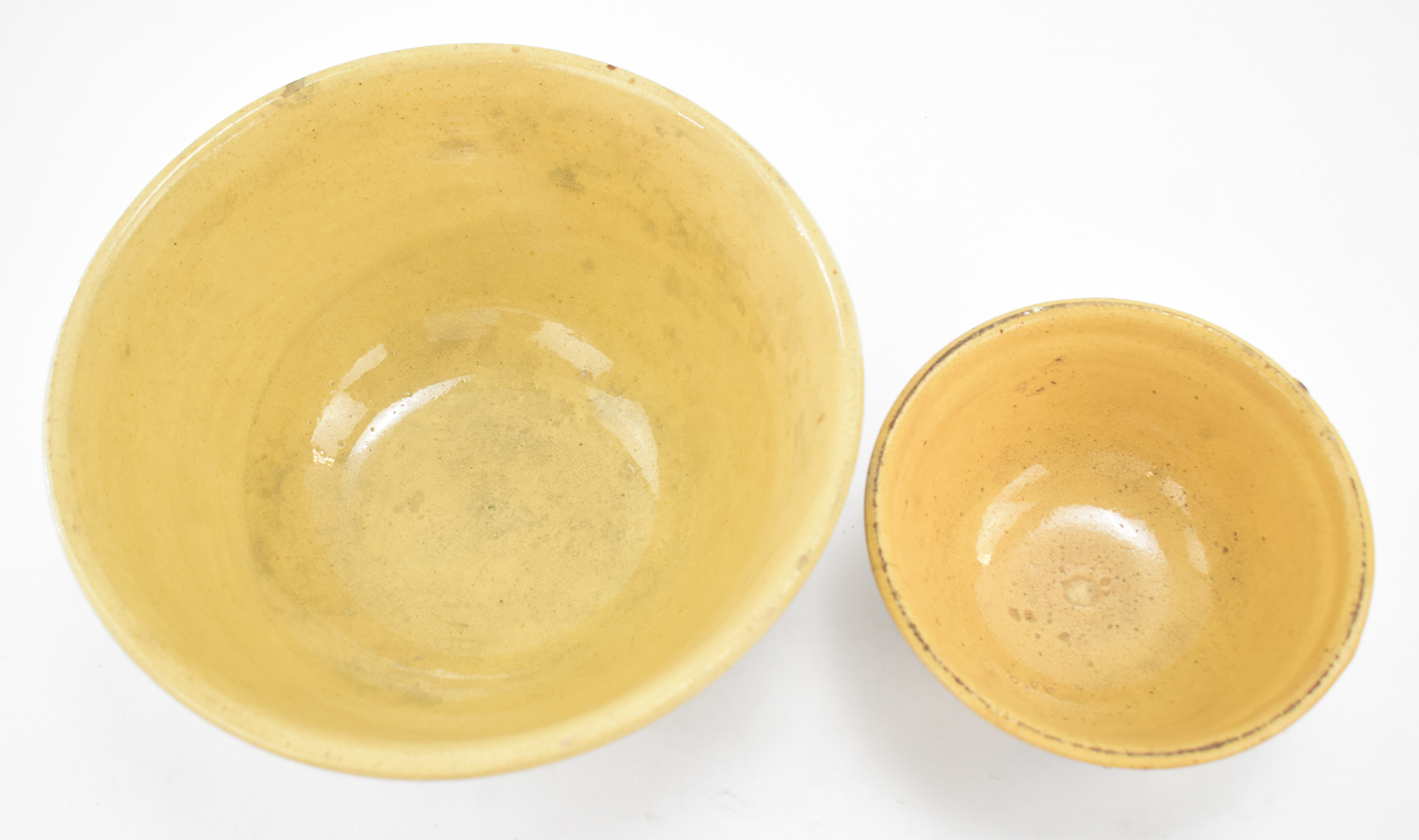 PAIR OF MID-ATLANTIC STYLE SPONGEWARE YELLOW WARE NESTING MIXING BOWLS