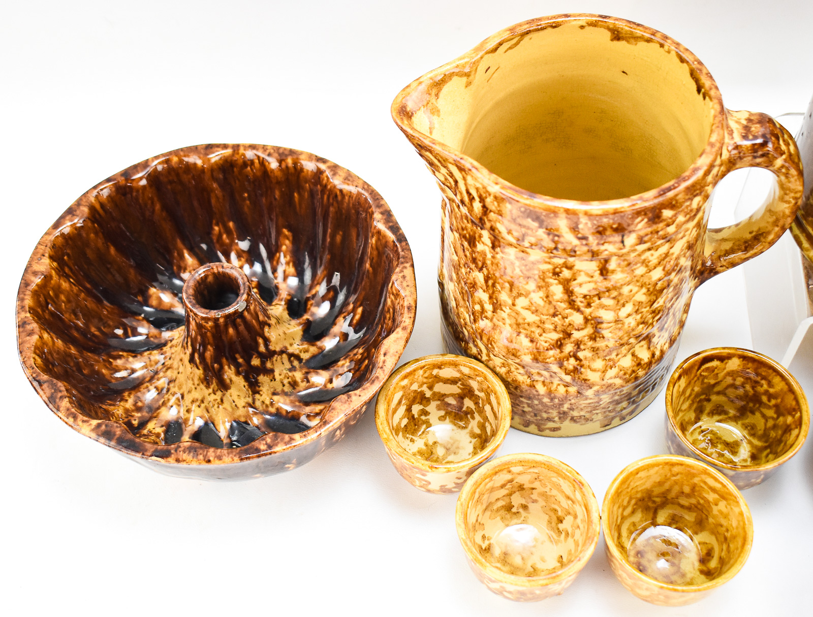 AMERICAN ROCKINGHAM-GLAZED YELLOW WARE: BUNDT CAKE MOLD, STORAGE CROCK, AND MROE