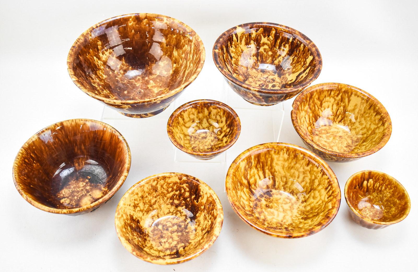 EIGHT NESTING AMERICAN ROCKINGHAM STYLE SPONGEWARE MIXING BOWLS