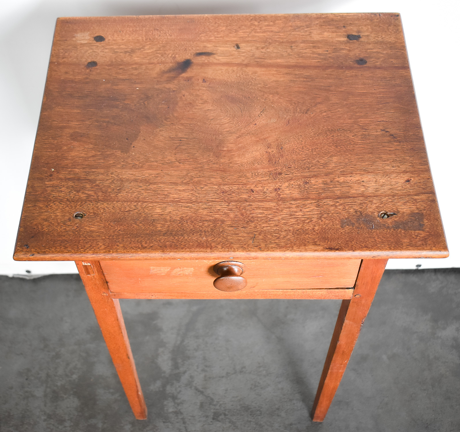 AMERICAN FEDERAL-STYLE SINGLE DRAWER SIDE TABLE