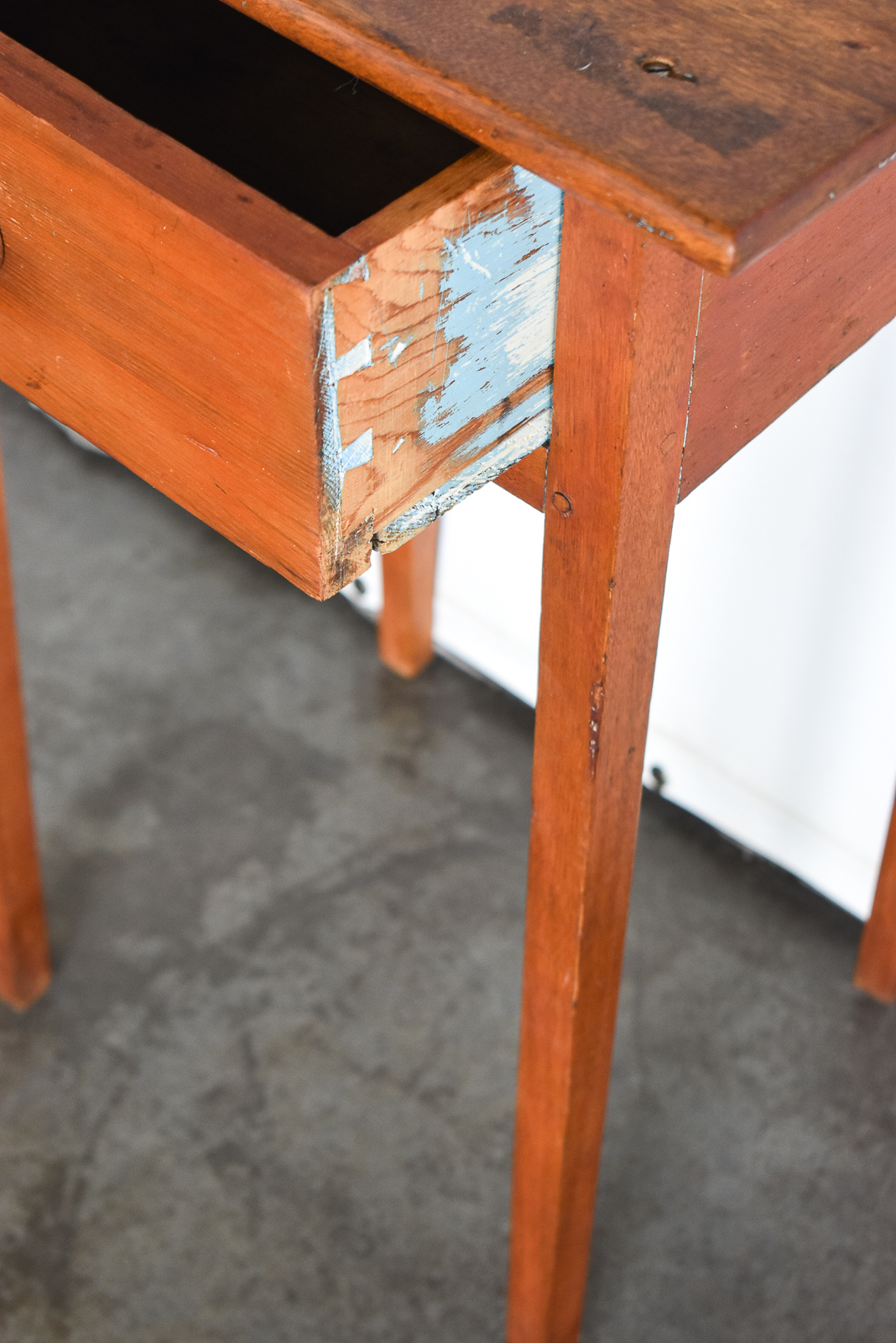 AMERICAN FEDERAL-STYLE SINGLE DRAWER SIDE TABLE