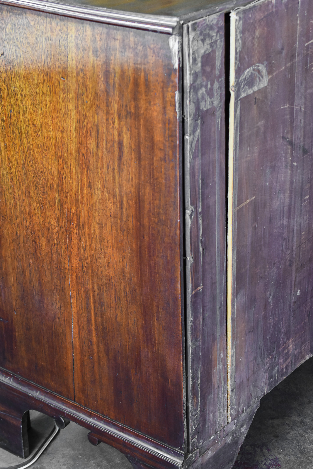 GEORGE III STYLE MAHOGANY CHEST OF DRAWERS