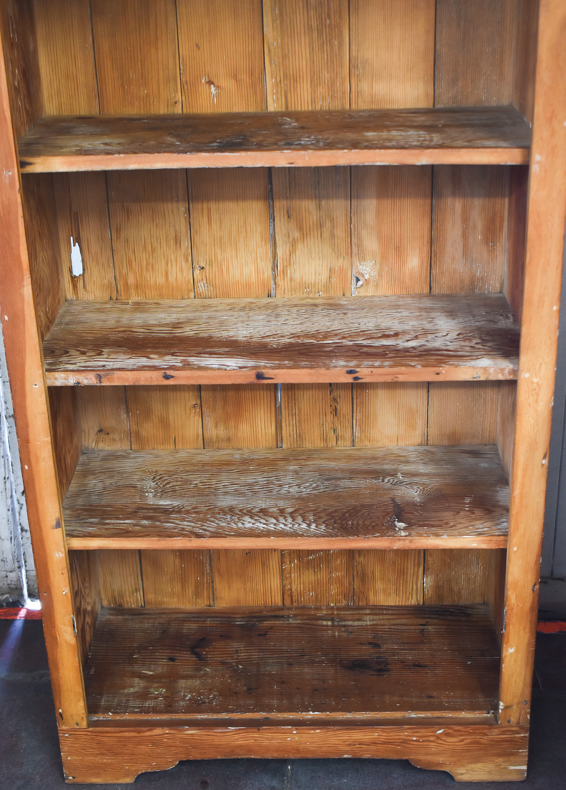 FARMHOUSE STYLE FREE-STANDING PINE BOOKCASE