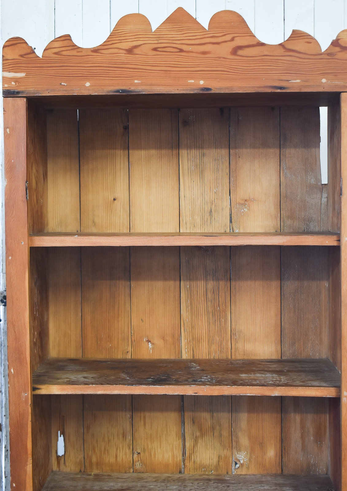 FARMHOUSE STYLE FREE-STANDING PINE BOOKCASE