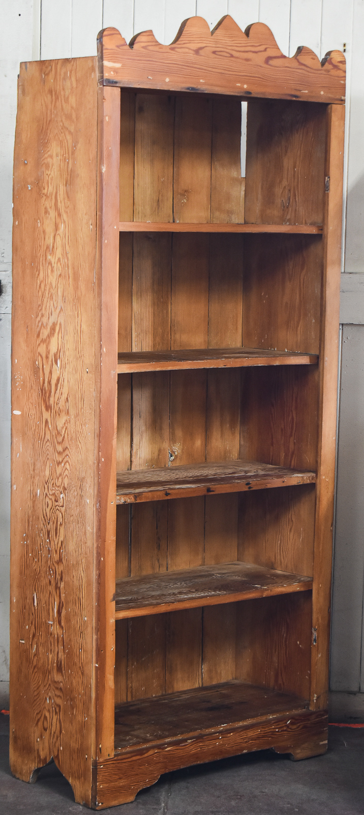 FARMHOUSE STYLE FREE-STANDING PINE BOOKCASE