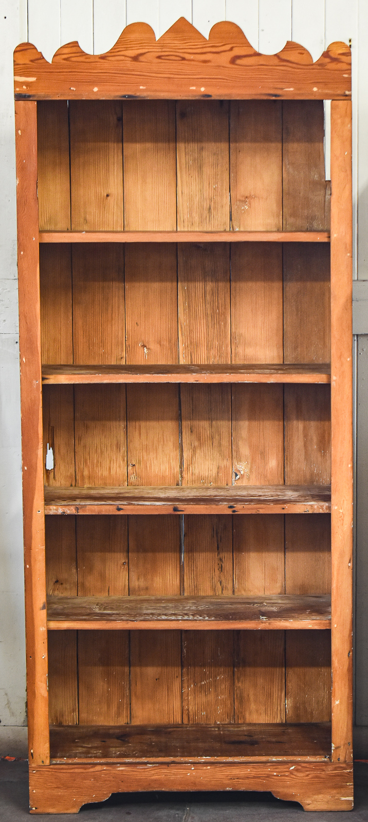 FARMHOUSE STYLE FREE-STANDING PINE BOOKCASE