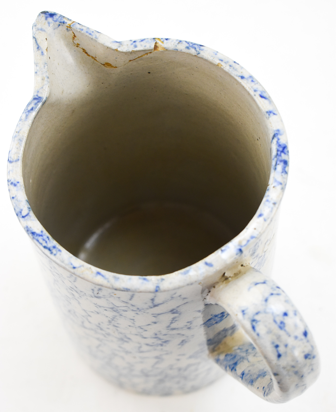 FOUR BLUE-AND-WHITE SPONGEWARE PITCHERS