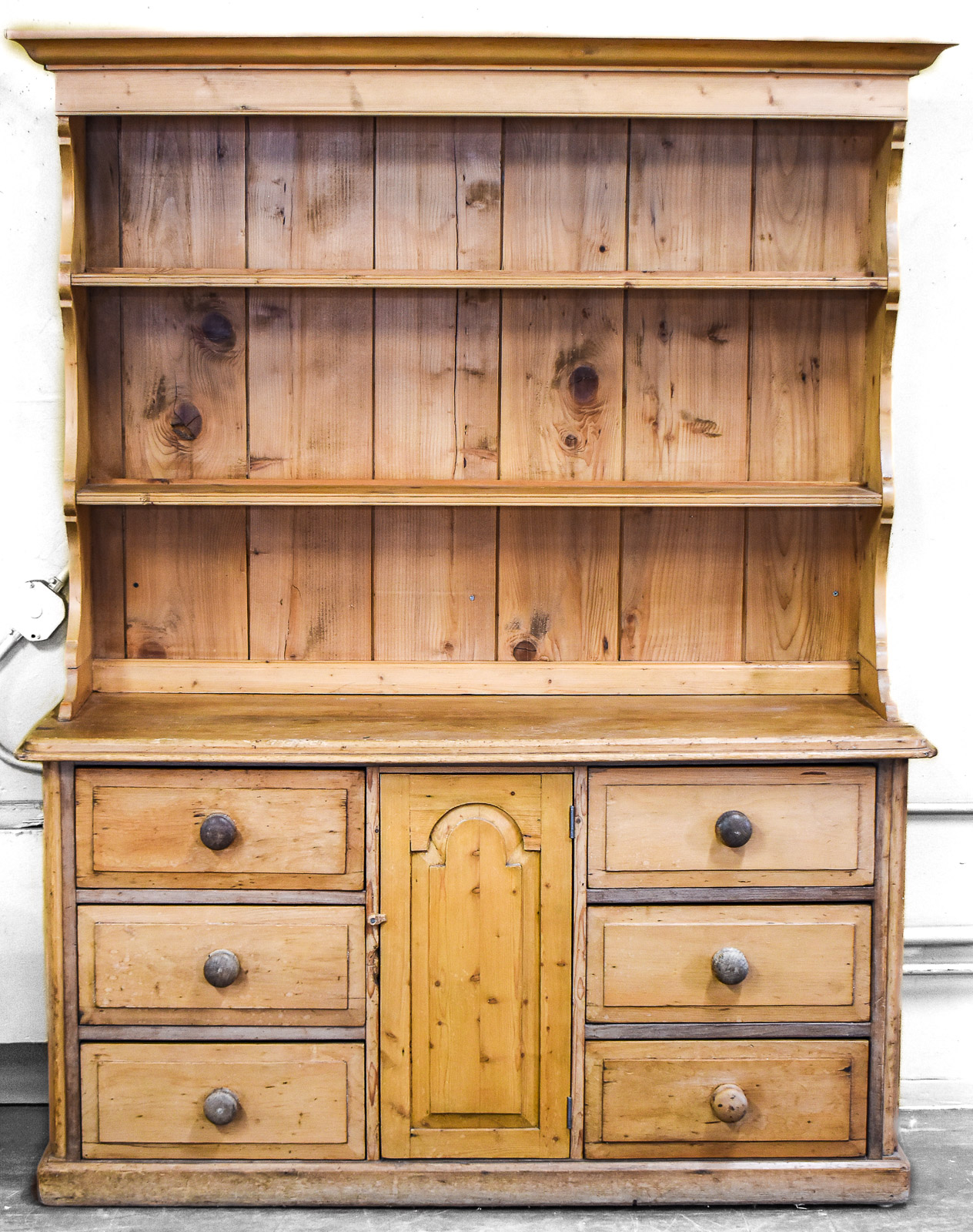ENGLISH COUNTRY-STYLE PINE KITCHEN DRESSER