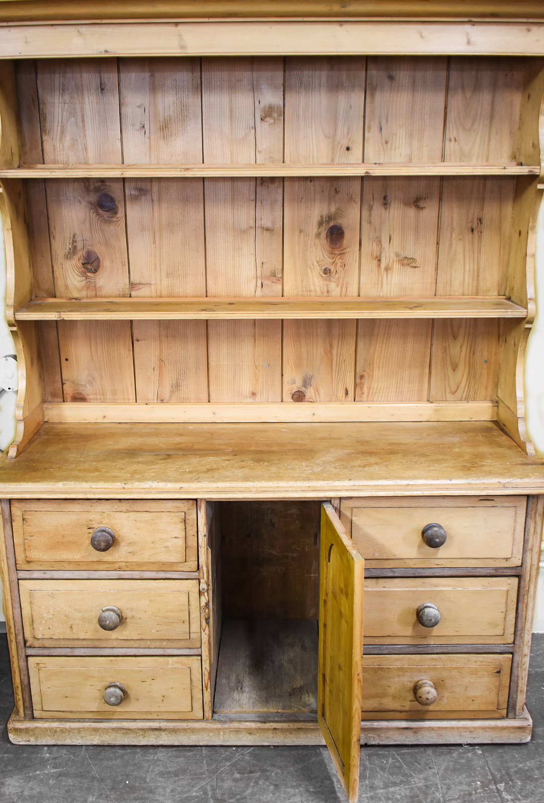 ENGLISH COUNTRY-STYLE PINE KITCHEN DRESSER
