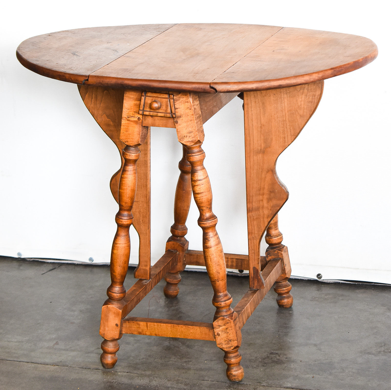 AMERICAN OAK DROP-LEAF SIDE TABLE