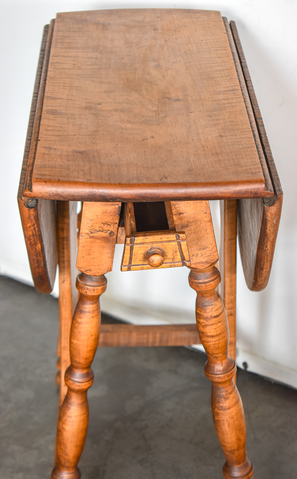 AMERICAN OAK DROP-LEAF SIDE TABLE