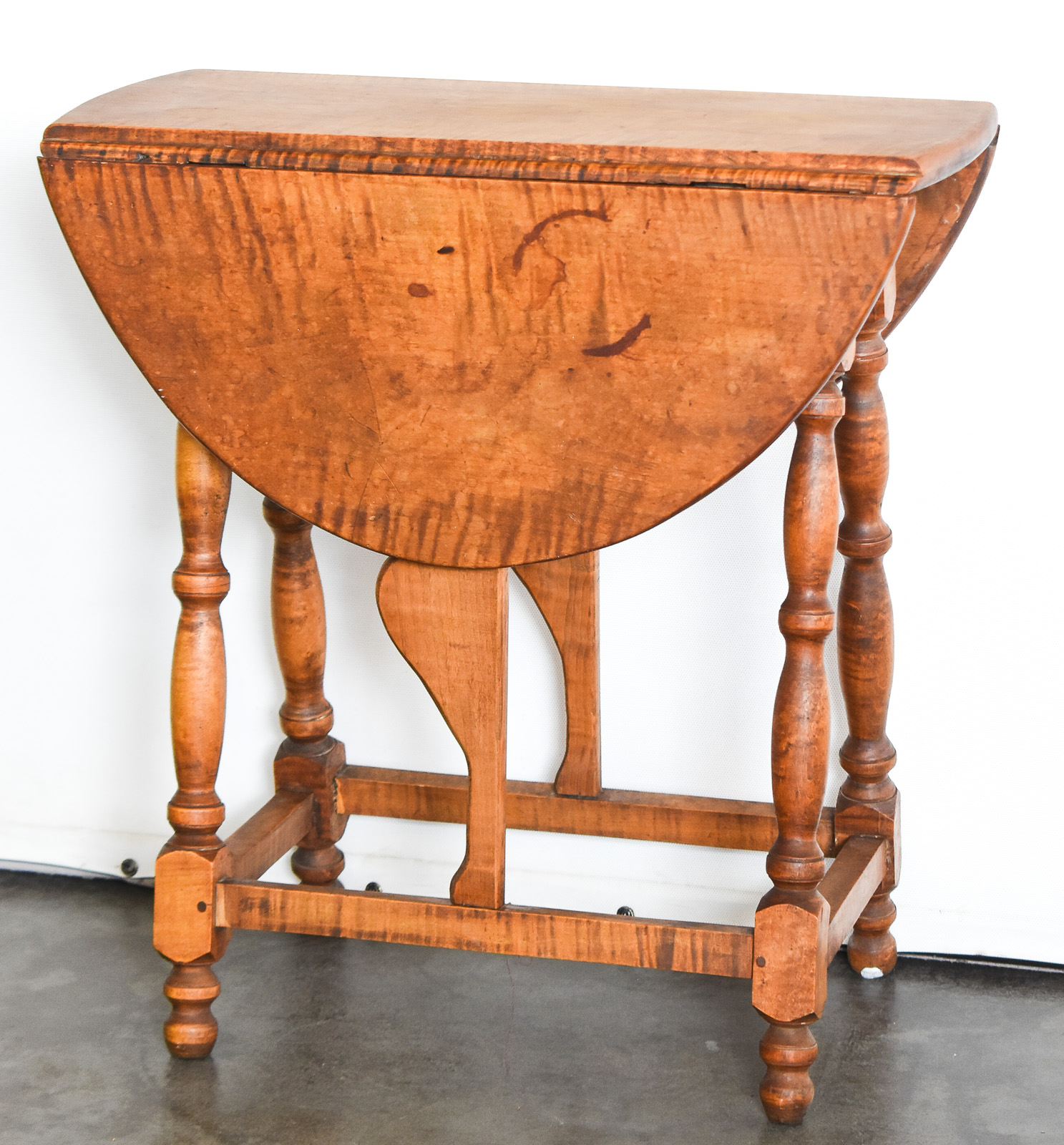 AMERICAN OAK DROP-LEAF SIDE TABLE