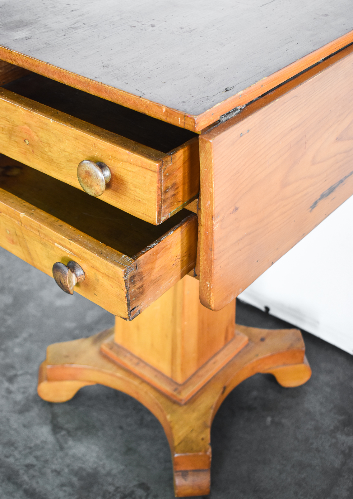 AMERICAN PINE DROP-LEAF PEDESTAL SIDE TABLE