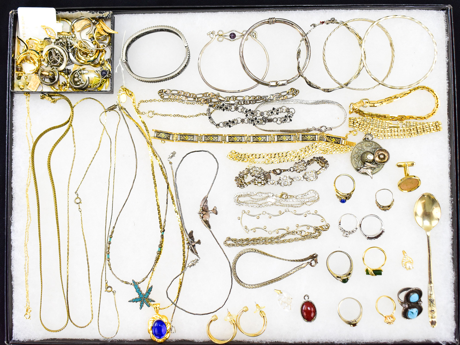 LARGE ASSORTMENT OF COSTUME JEWELRY: RINGS, BRACELETS, NECKLACES, EARRINGS