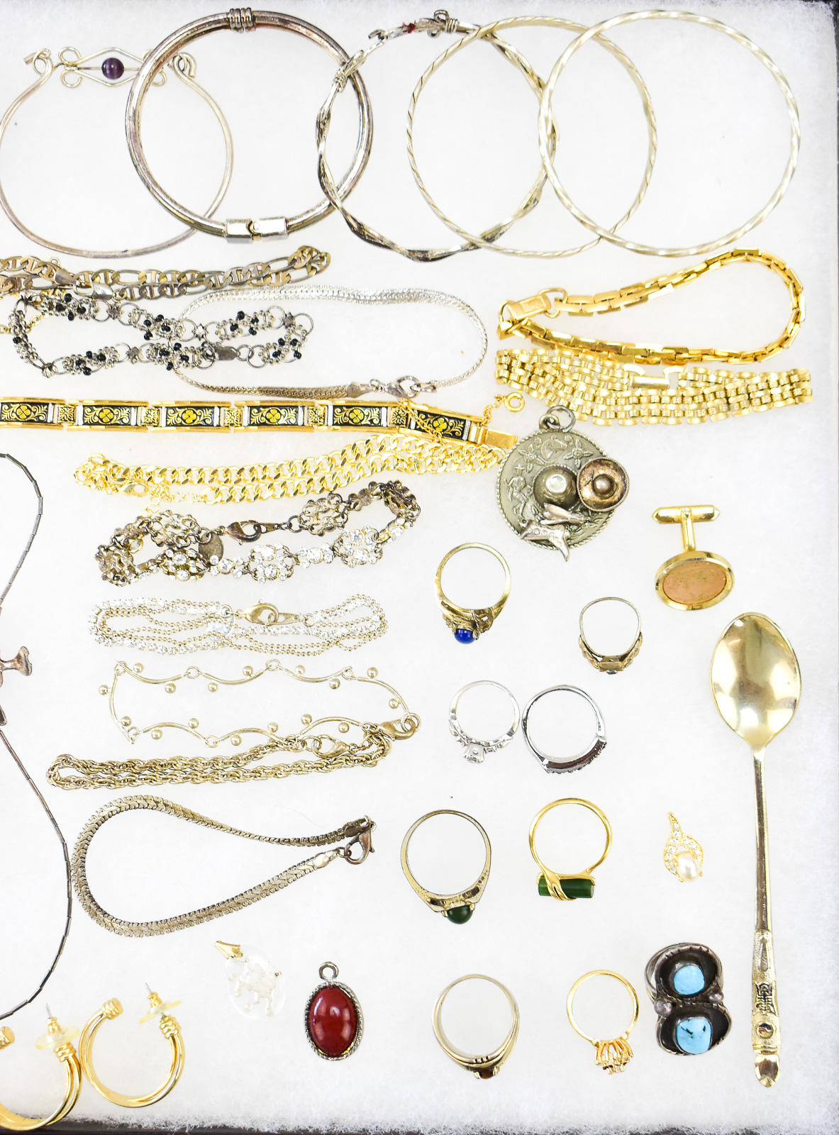 LARGE ASSORTMENT OF COSTUME JEWELRY: RINGS, BRACELETS, NECKLACES, EARRINGS