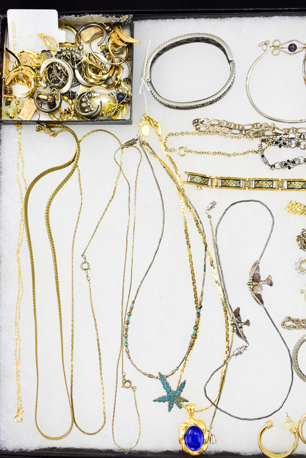 LARGE ASSORTMENT OF COSTUME JEWELRY: RINGS, BRACELETS, NECKLACES, EARRINGS
