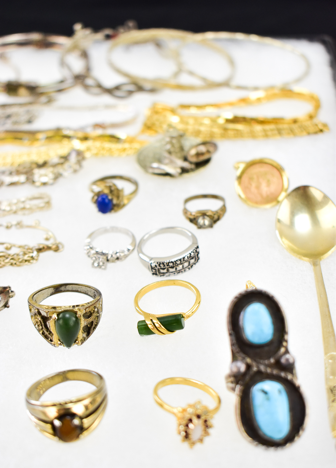 LARGE ASSORTMENT OF COSTUME JEWELRY: RINGS, BRACELETS, NECKLACES, EARRINGS