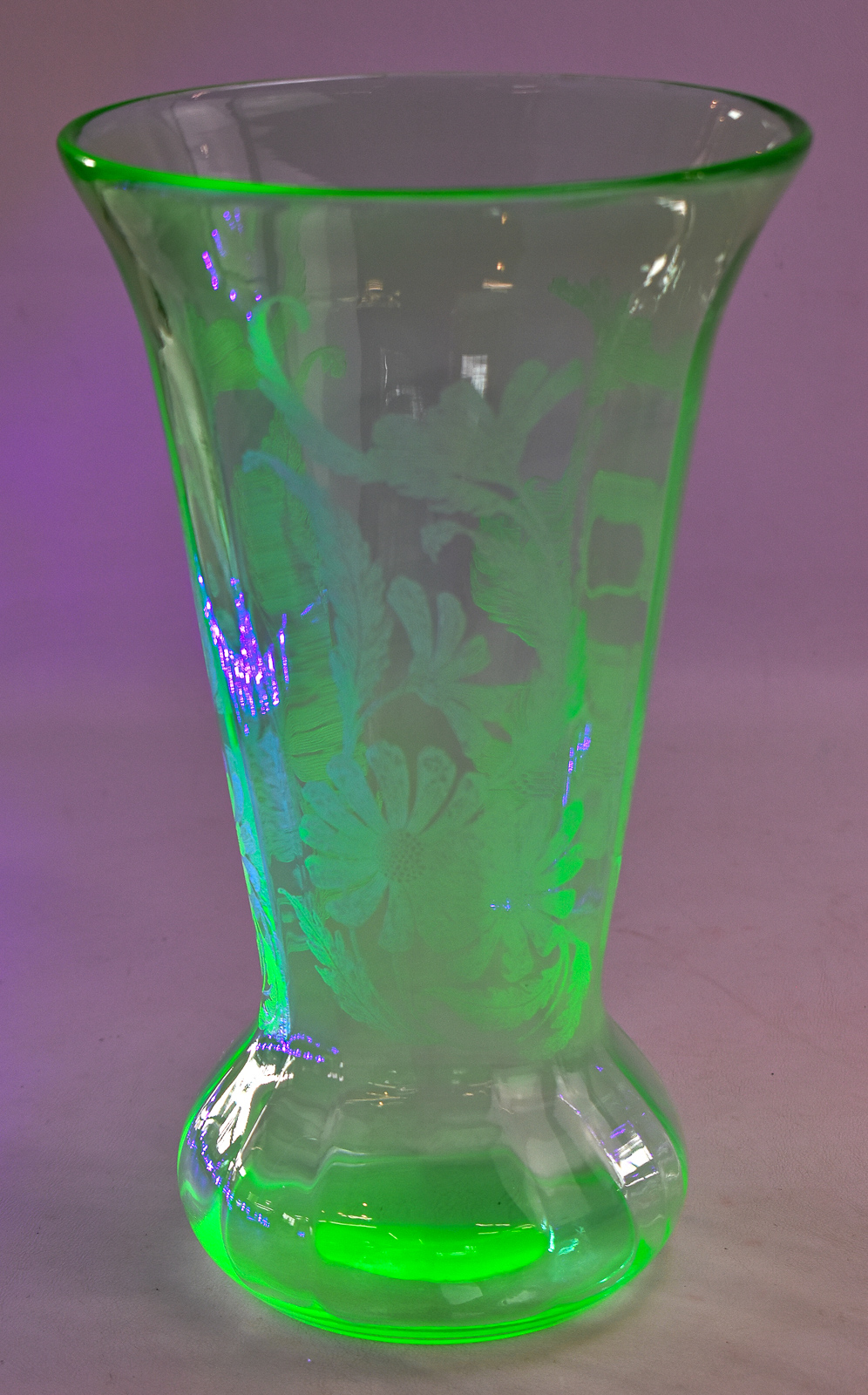 PADEN CITY 'DAISY' URANIUM GLASS VASE