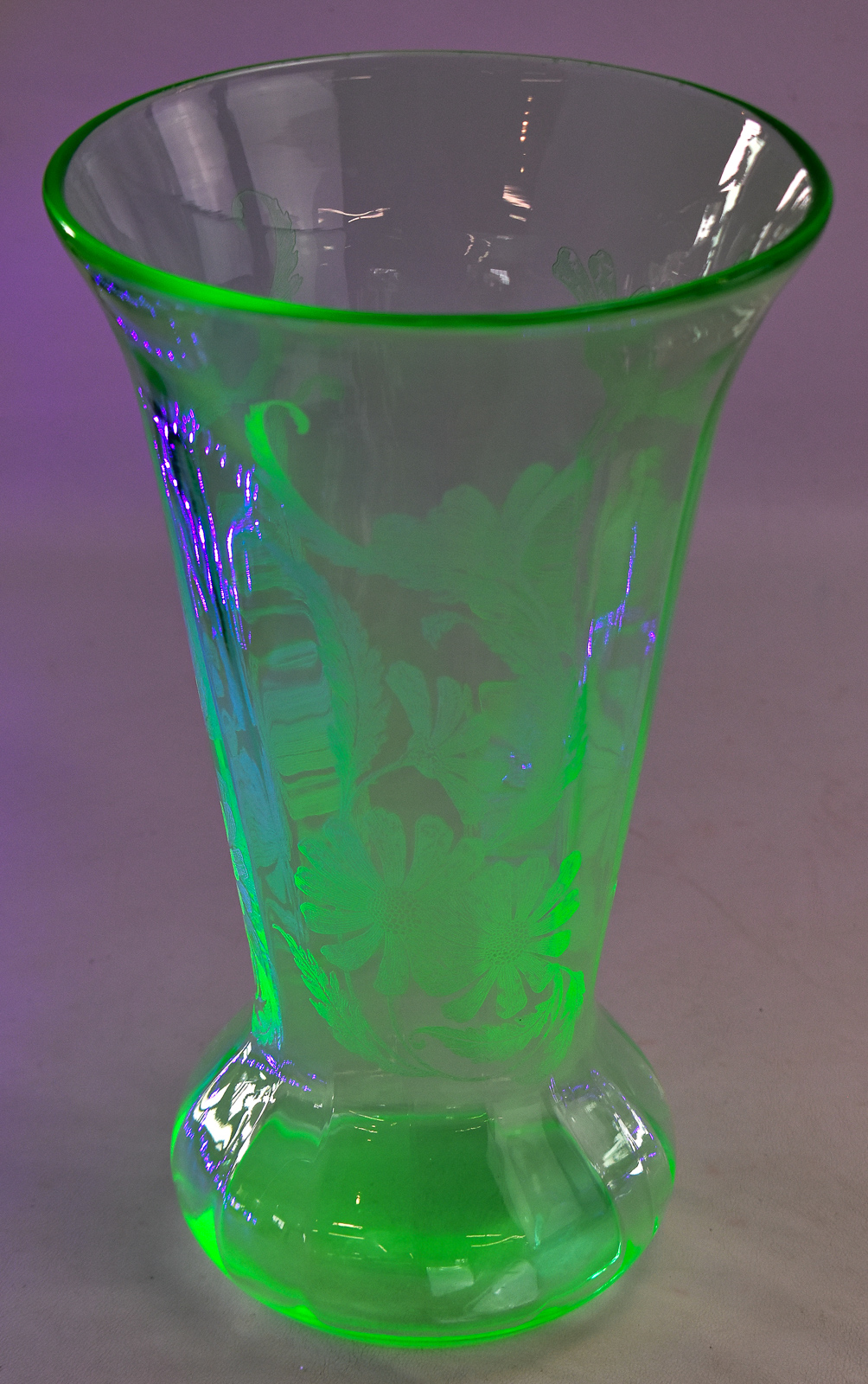 PADEN CITY 'DAISY' URANIUM GLASS VASE