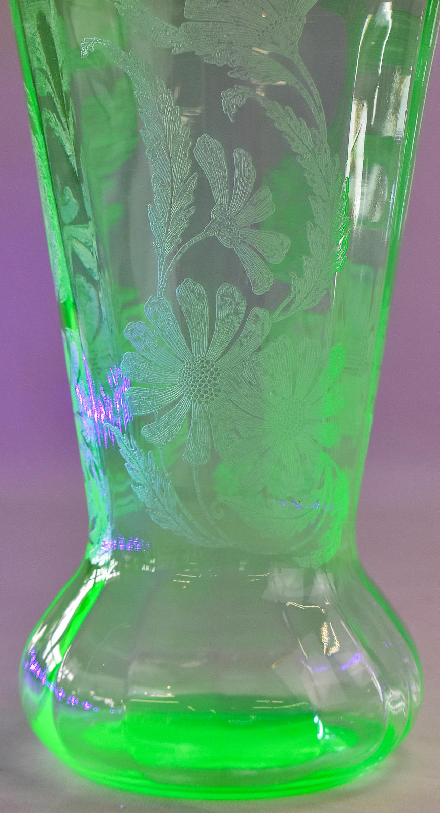 PADEN CITY 'DAISY' URANIUM GLASS VASE