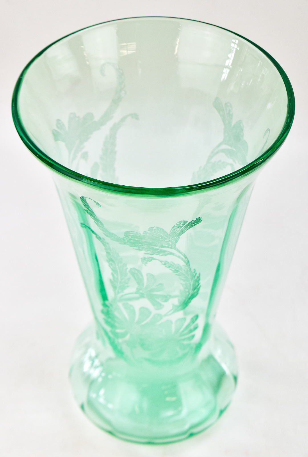 PADEN CITY 'DAISY' URANIUM GLASS VASE