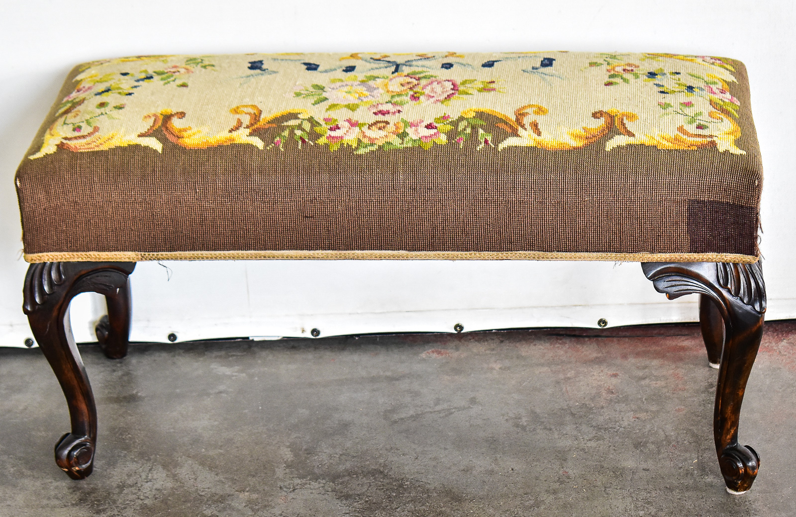 QUEEN ANNE STYLE VANITY BENCH