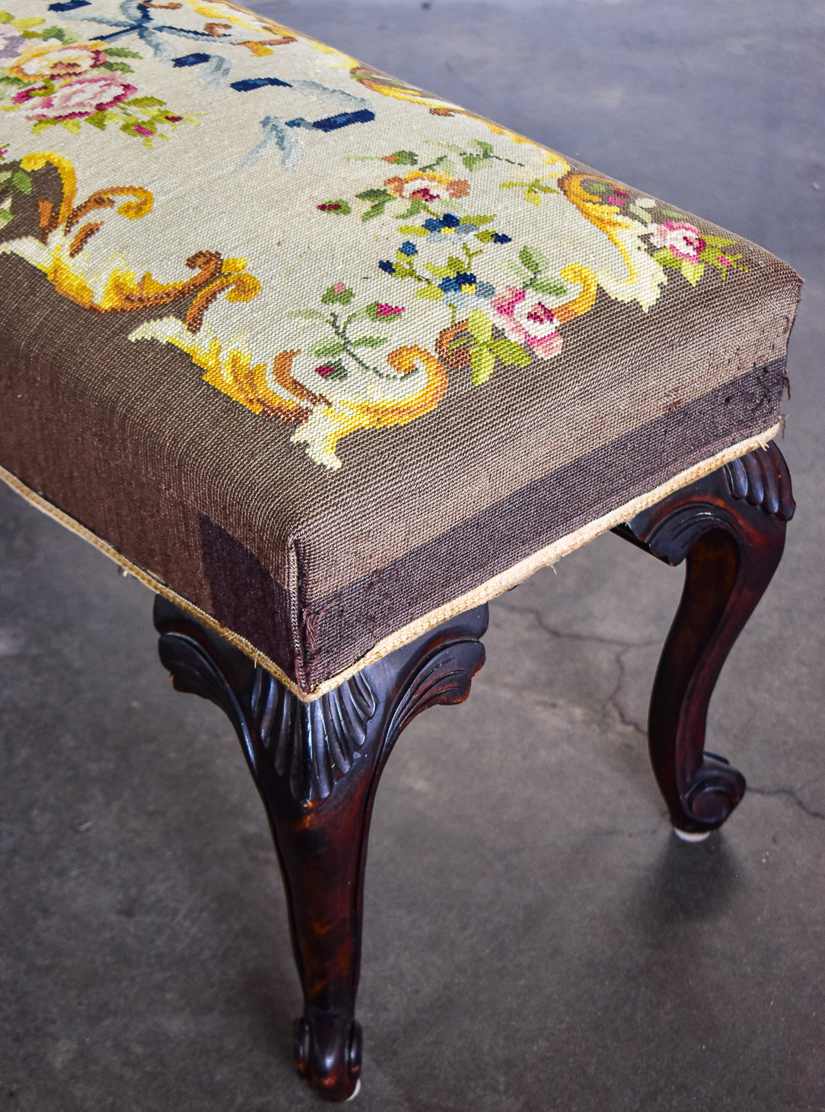 QUEEN ANNE STYLE VANITY BENCH