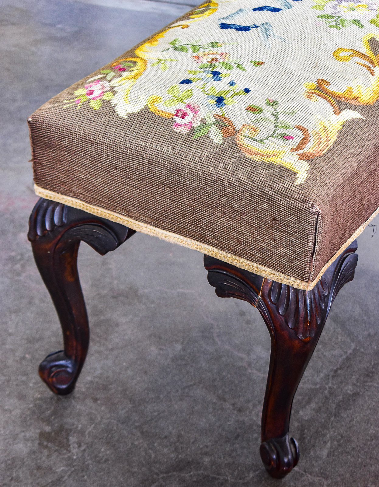 QUEEN ANNE STYLE VANITY BENCH
