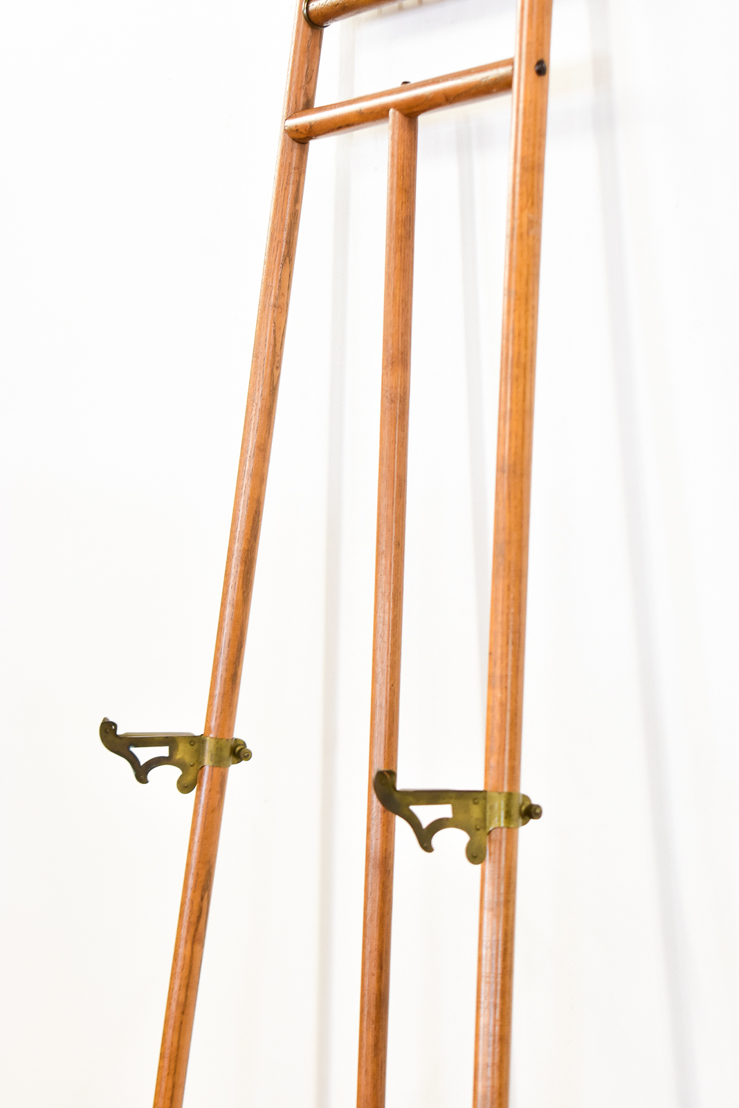 STICK AND BALL STYLE FLOOR DISPLAY EASEL