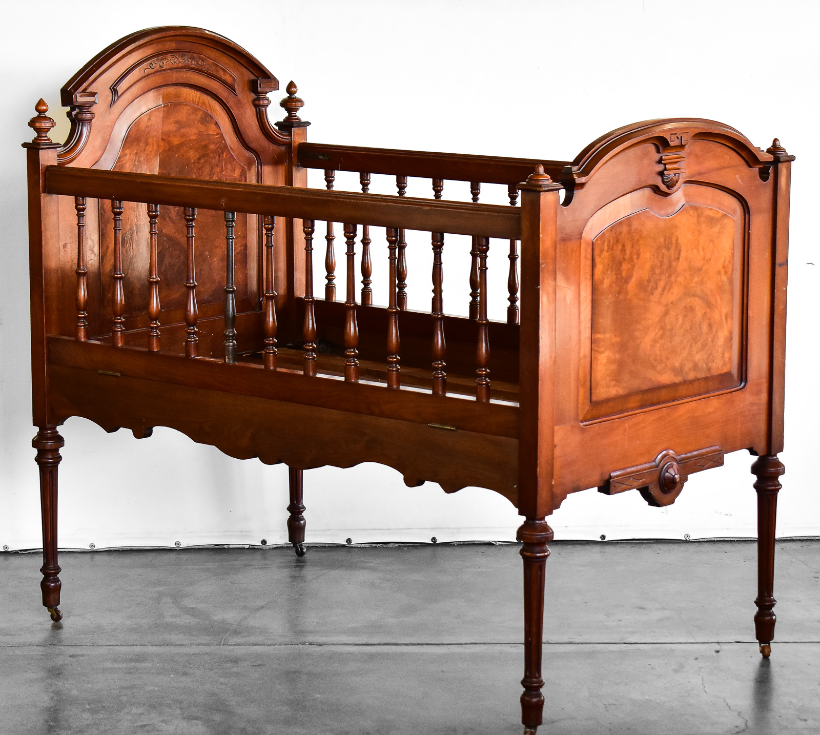 VICTORIAN WALNUT BABY CRIB