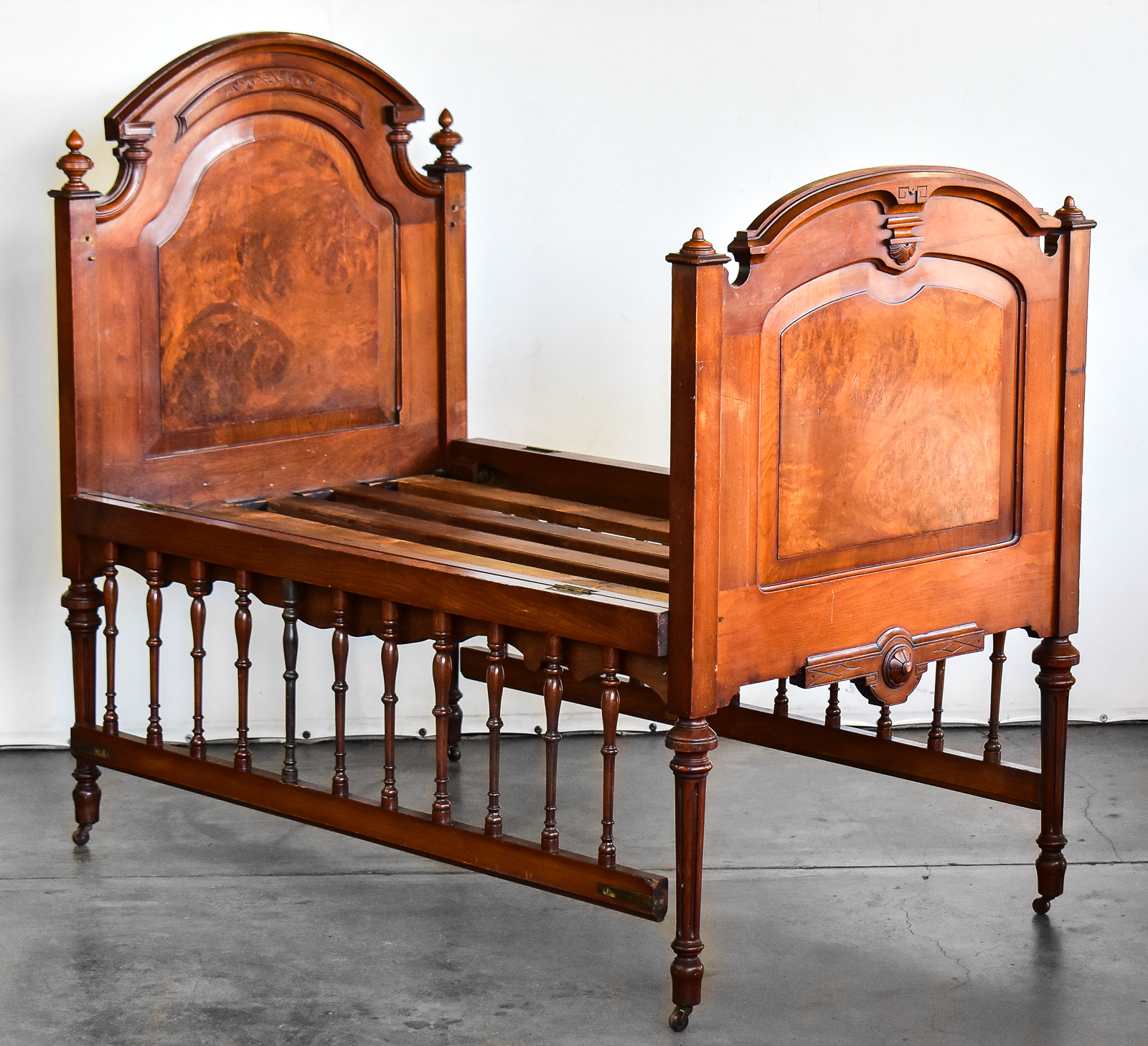 VICTORIAN WALNUT BABY CRIB