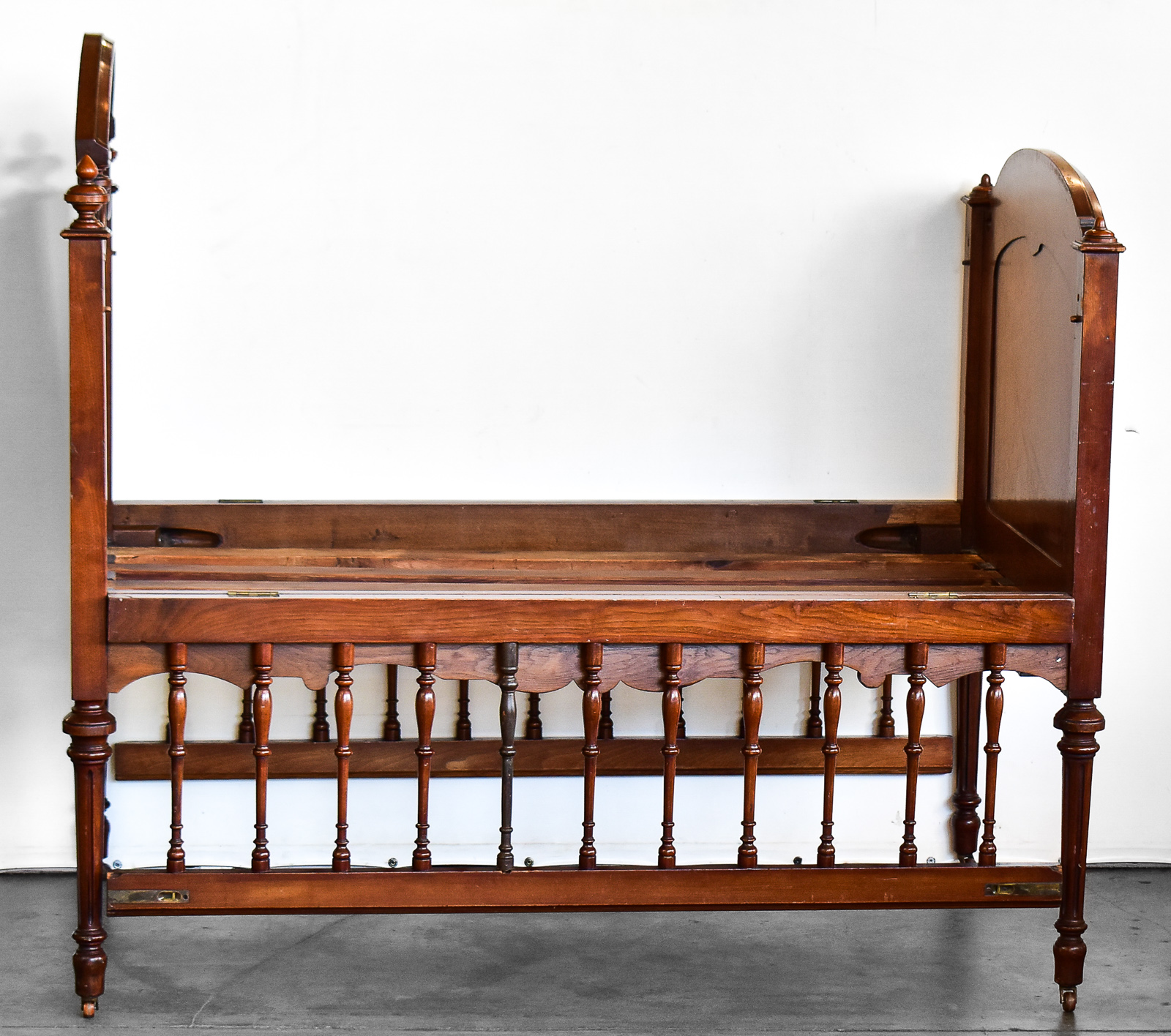 VICTORIAN WALNUT BABY CRIB
