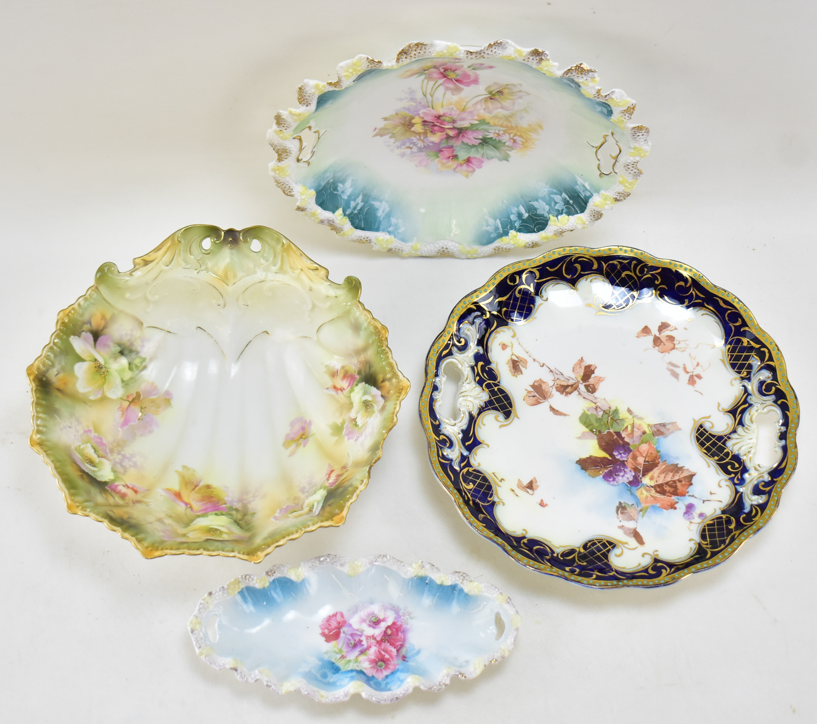 ASSORTMENT OF FOUR R.S. PRUSSIA PORCELAIN BOWLS