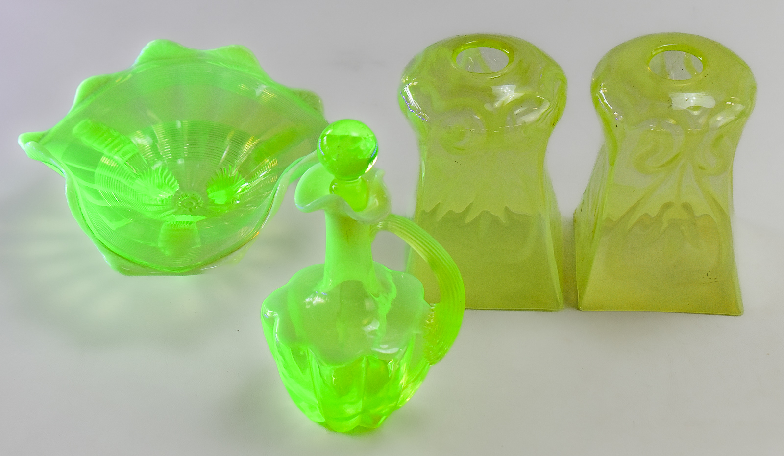 ASSORTMENT OF VASELINE GLASS: GIBSON & NORTHWOOD