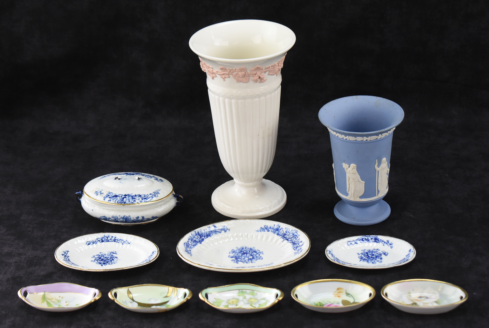 ASSORTMENT OF CERAMIC VASES AND DISHES: WEDGWOOD, BAVARIA, ROYAL MUNICH