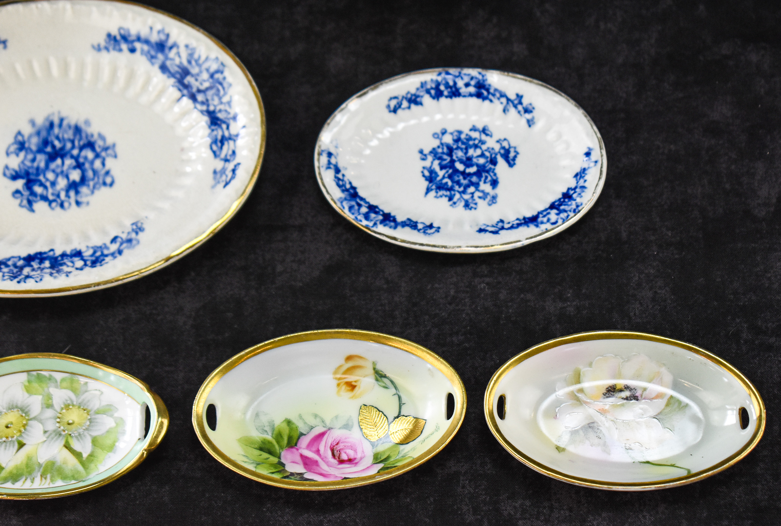 ASSORTMENT OF CERAMIC VASES AND DISHES: WEDGWOOD, BAVARIA, ROYAL MUNICH