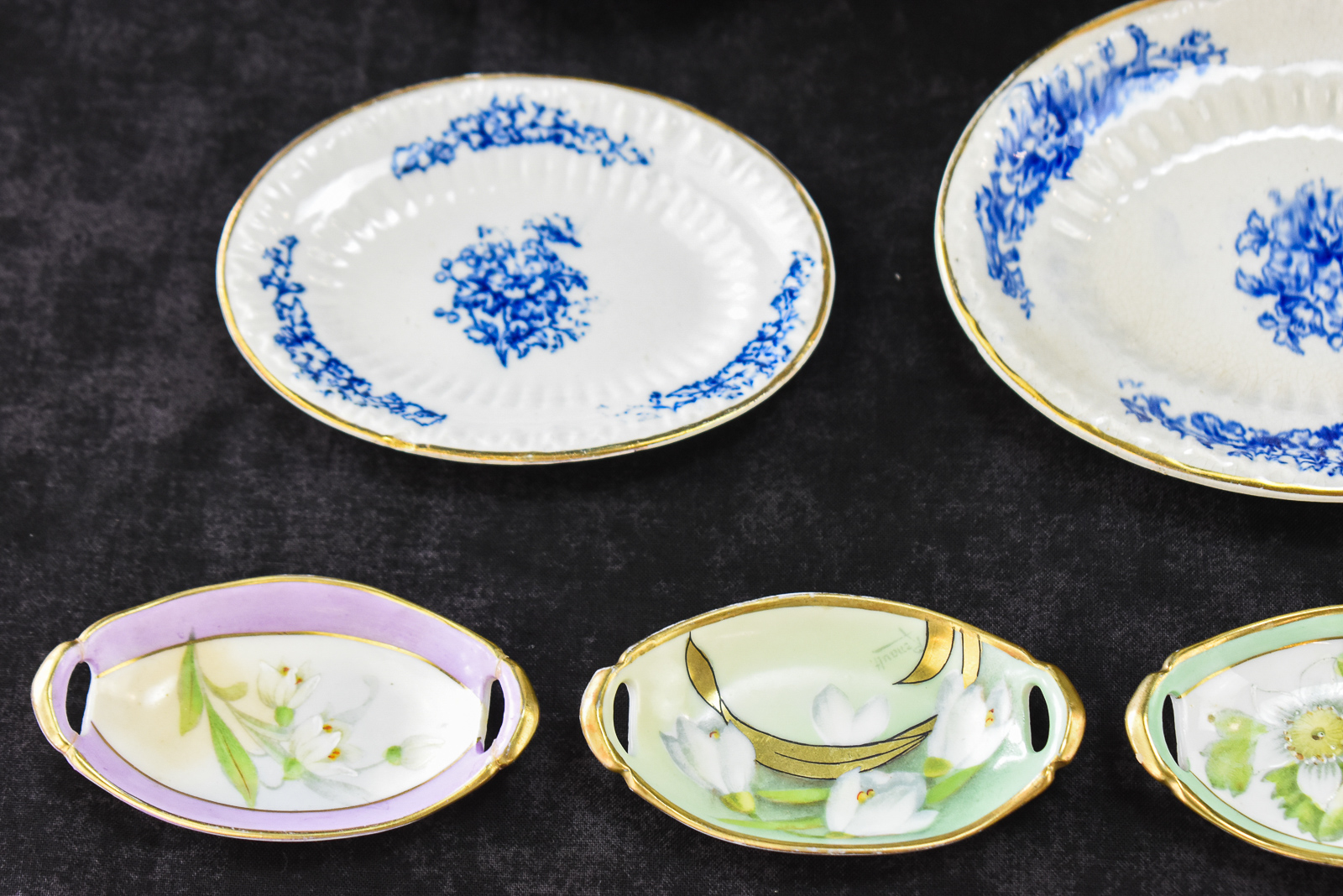 ASSORTMENT OF CERAMIC VASES AND DISHES: WEDGWOOD, BAVARIA, ROYAL MUNICH