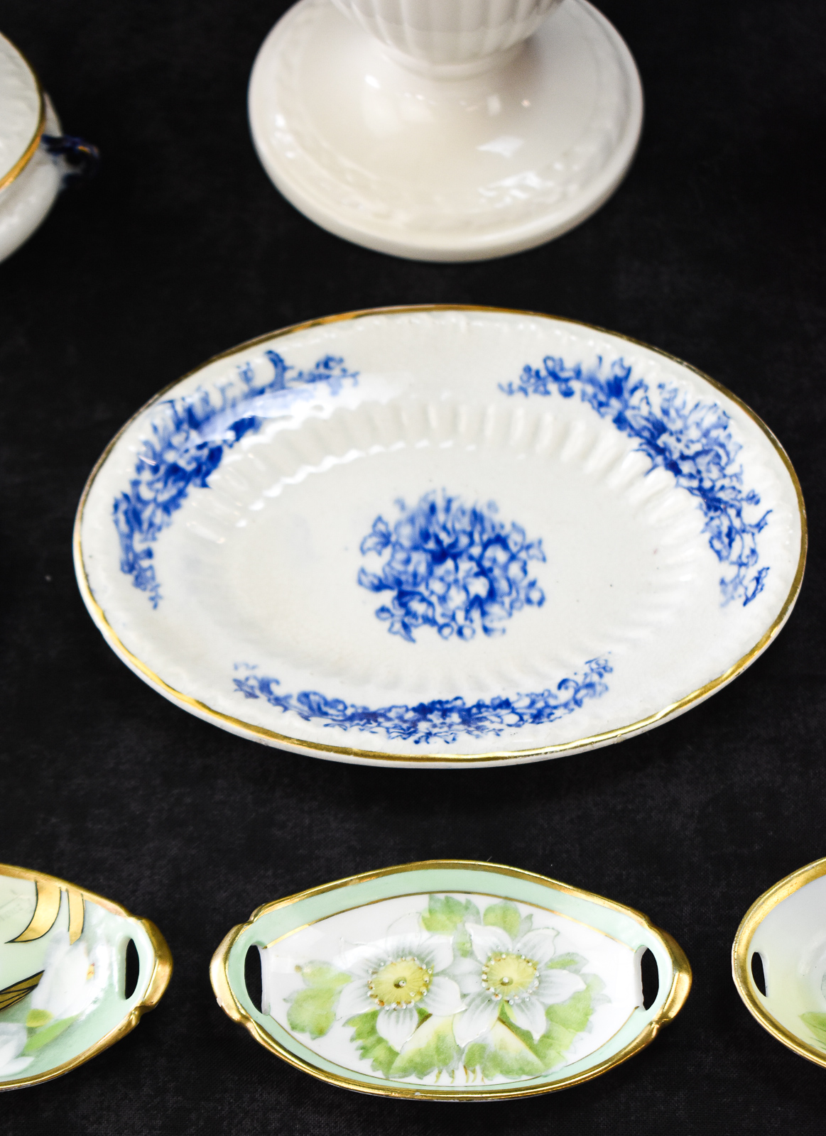 ASSORTMENT OF CERAMIC VASES AND DISHES: WEDGWOOD, BAVARIA, ROYAL MUNICH
