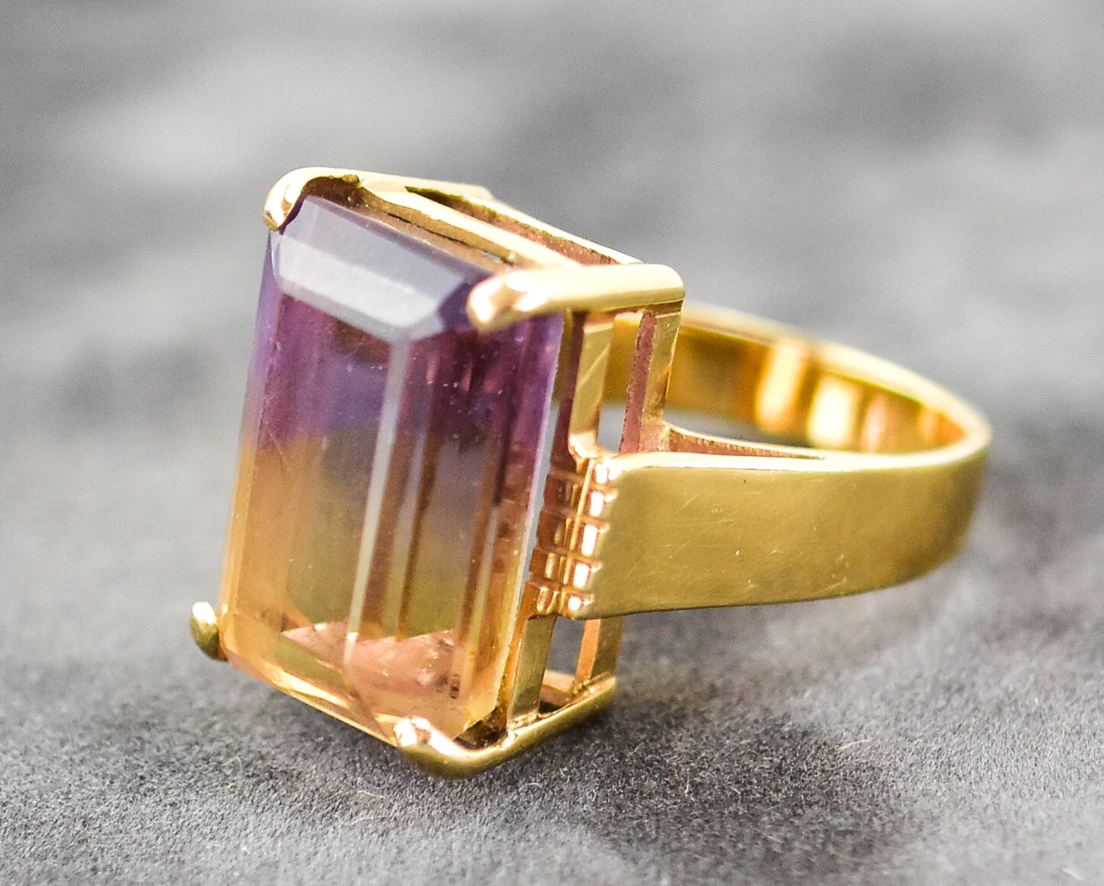 14KT GOLD & EMERALD CUT TOPAZ SOLITAIRE RING