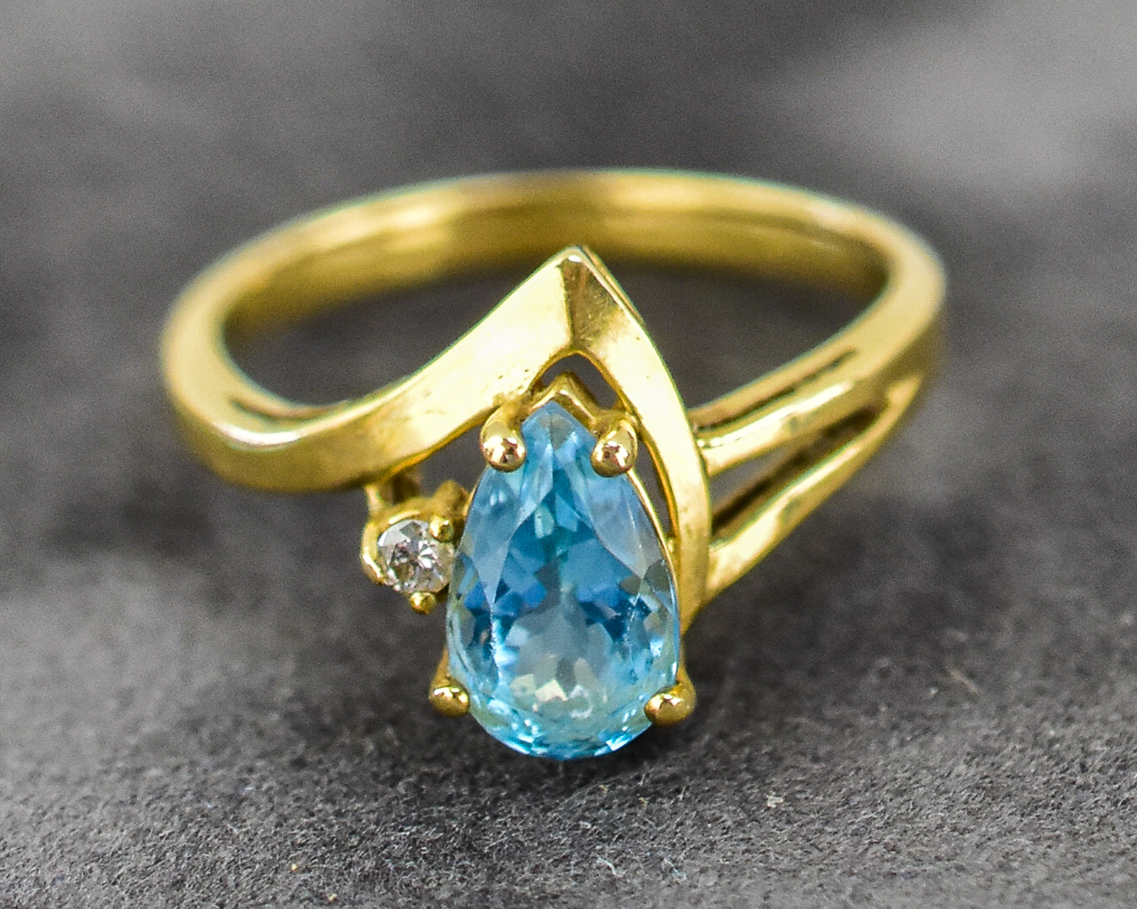 T&C 10KT GOLD RING