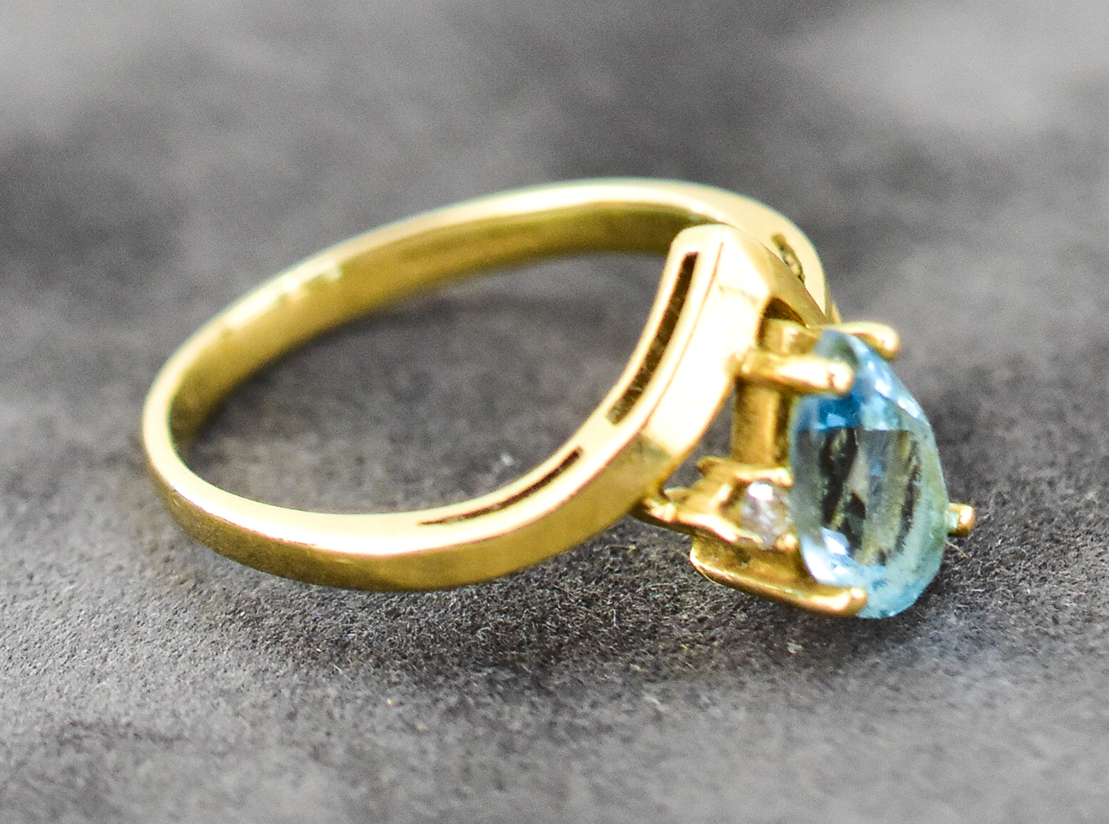 T&C 10KT GOLD RING