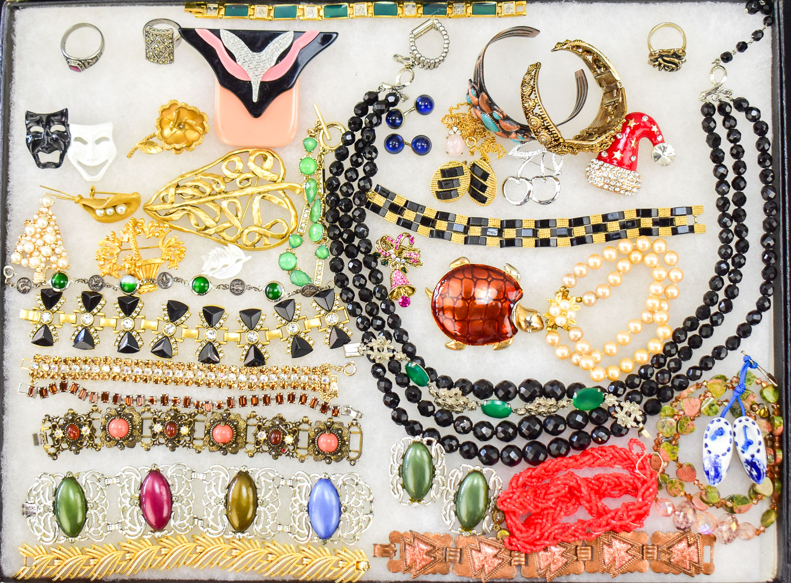 COSTUME JEWELRY ASSORTMENT; ROMA, HOLLYCRAFT, LISNER WEISS, ETC.