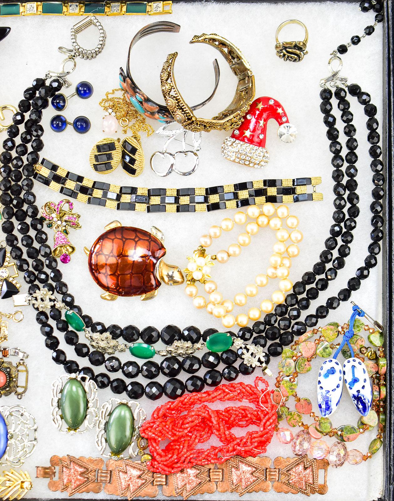 COSTUME JEWELRY ASSORTMENT; ROMA, HOLLYCRAFT, LISNER WEISS, ETC.