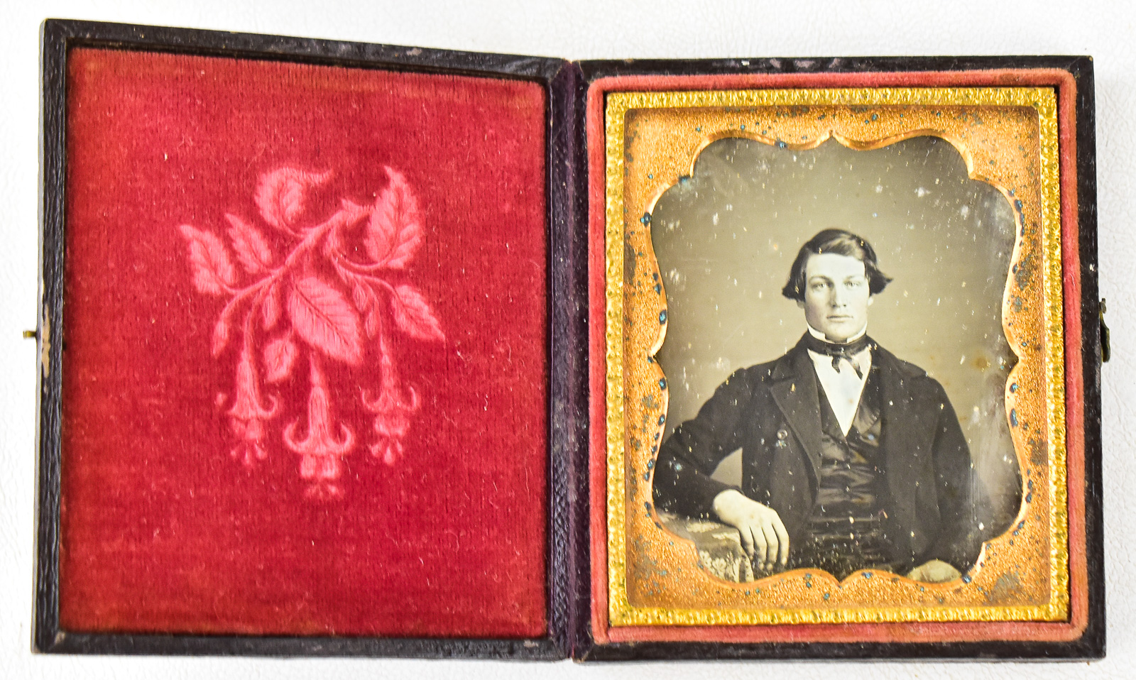 DAGUERREOTYPE OF YOUNG MAN