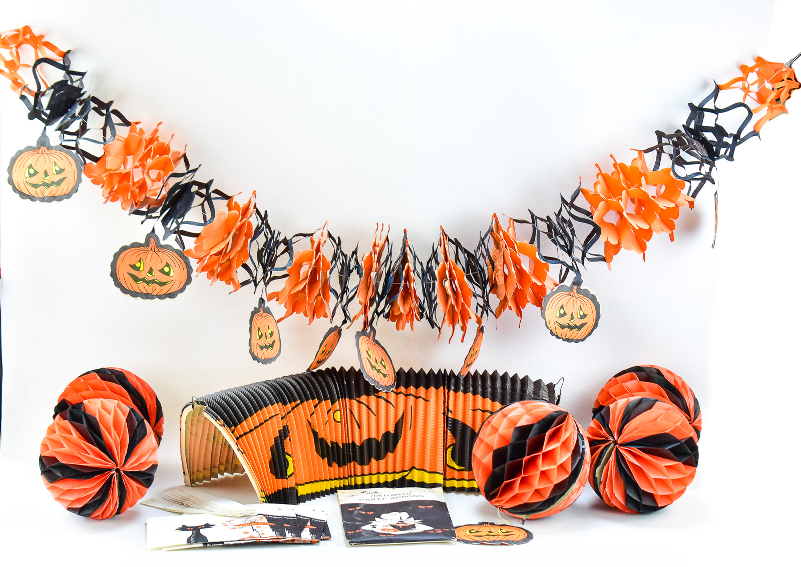 HALLOWEEN PAPER PARTY SUPPLIES