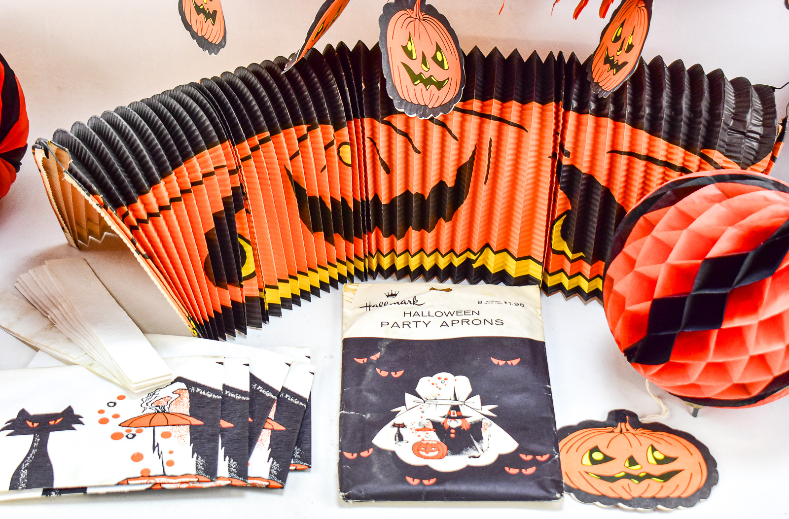 HALLOWEEN PAPER PARTY SUPPLIES