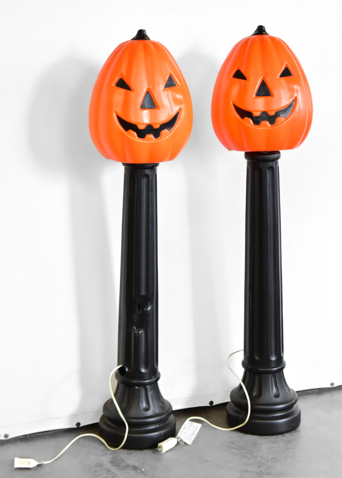 PAIR OF TPI PLASTICS JACK-O-LANTERN LAMP POSTS