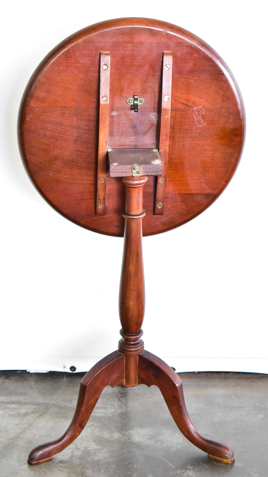 SHERATON REVIVAL STYLE TRIPOD WINE TABLE
