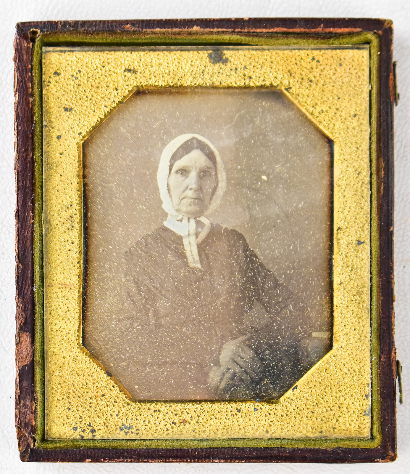 HALF-CASED DAGUERREOTYPE OF VICTORIAN-ERA WOMAN