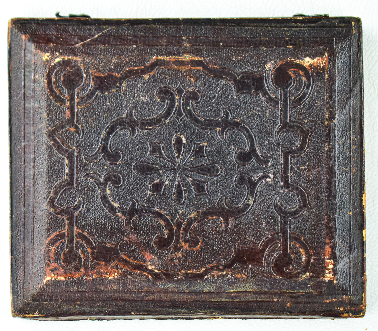 HALF-CASED DAGUERREOTYPE OF VICTORIAN-ERA WOMAN